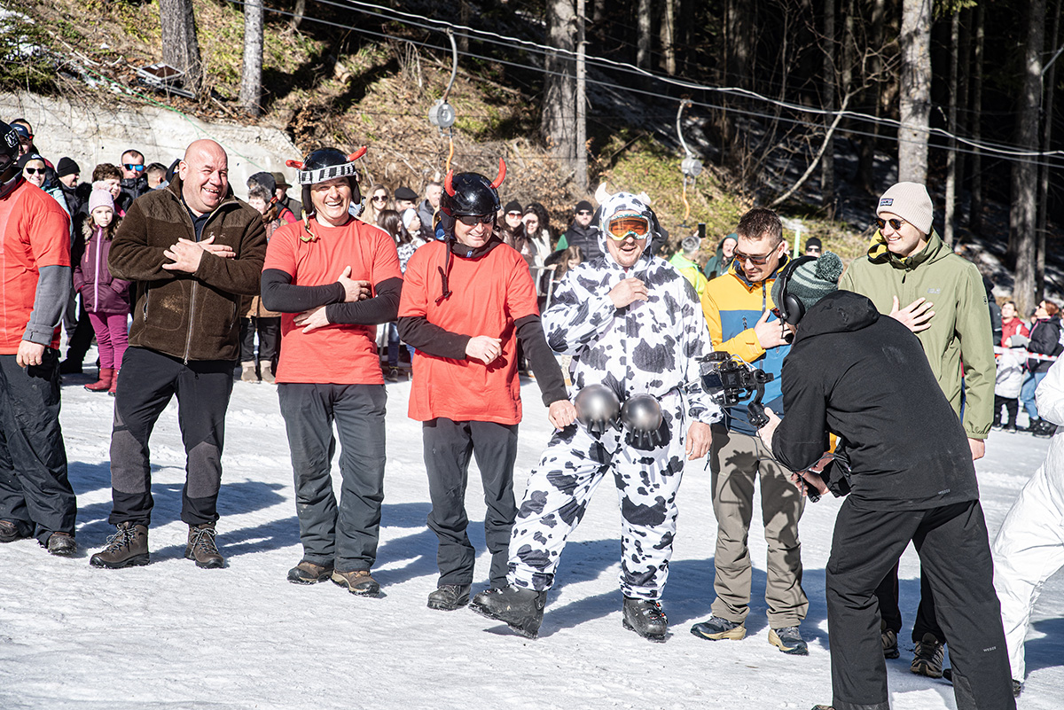 Kreatív járművek és jelmezes kavalkád
